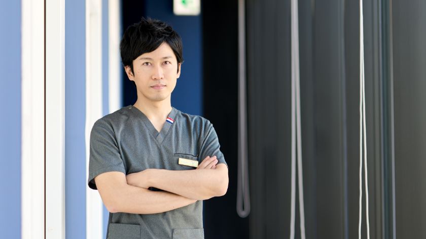 ポノクリは「プロフェッショナル」集団と説明する腕を組むPono clinic(ポノクリニック)の医師