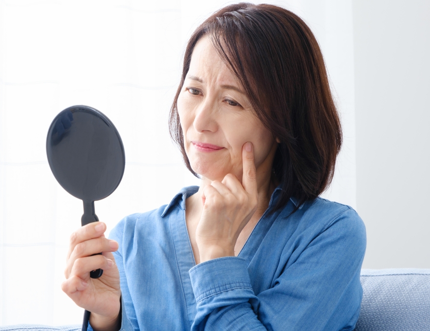 しわに悩む女性