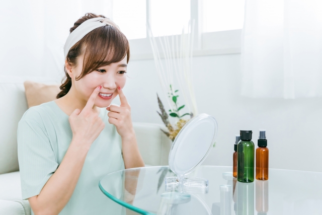 鏡を見ている女性