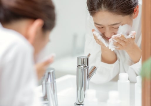 洗顔をしている女性