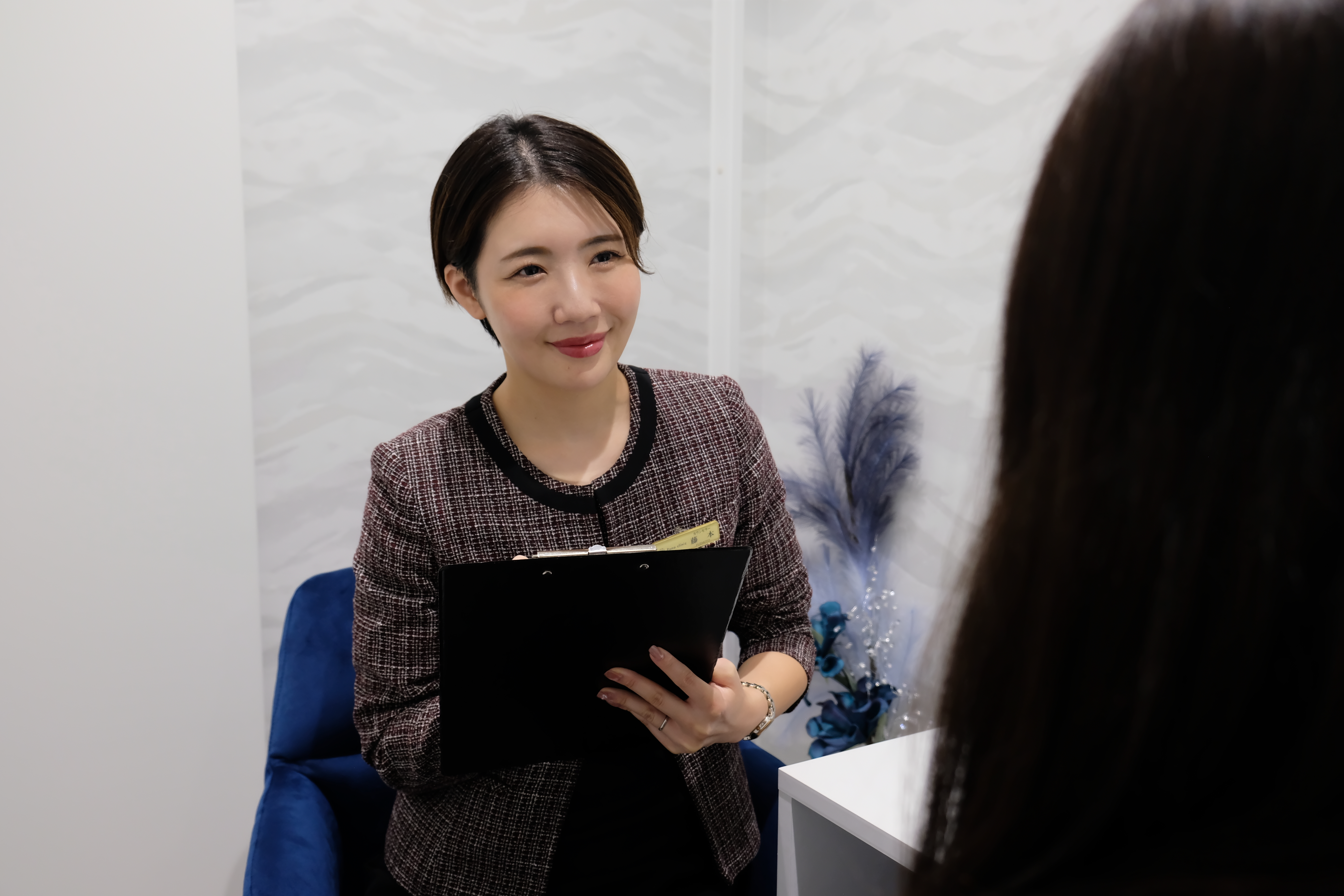 カウンセリングする女性