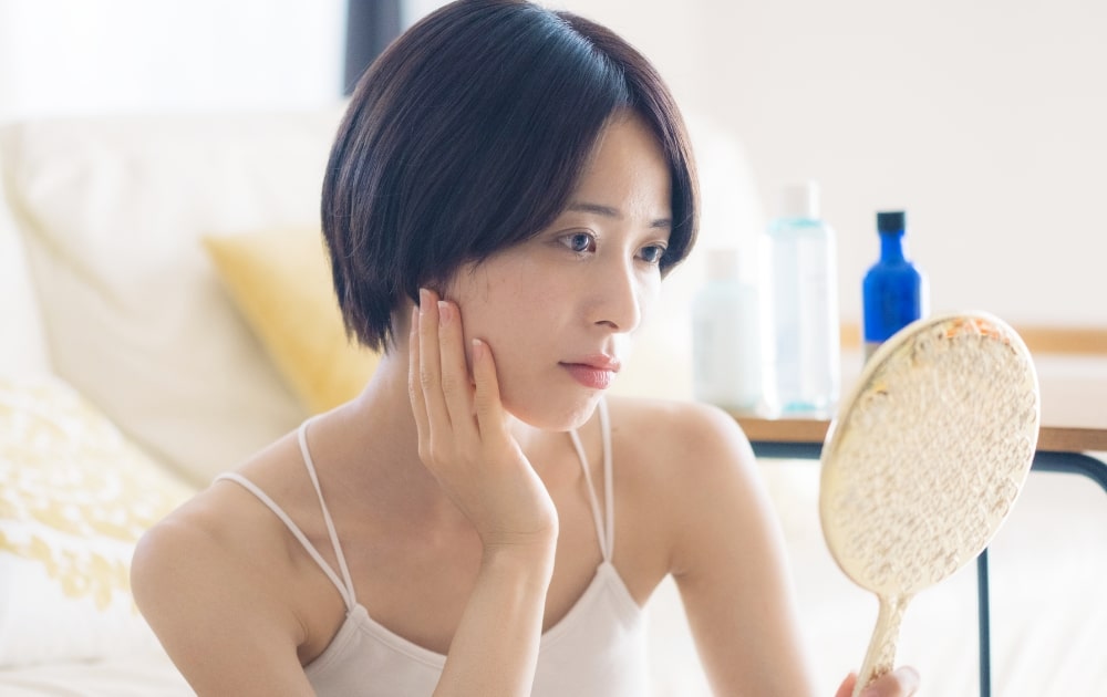 鏡を見ている女性