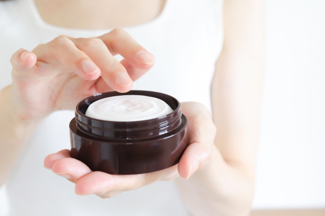 クリームを持つ手