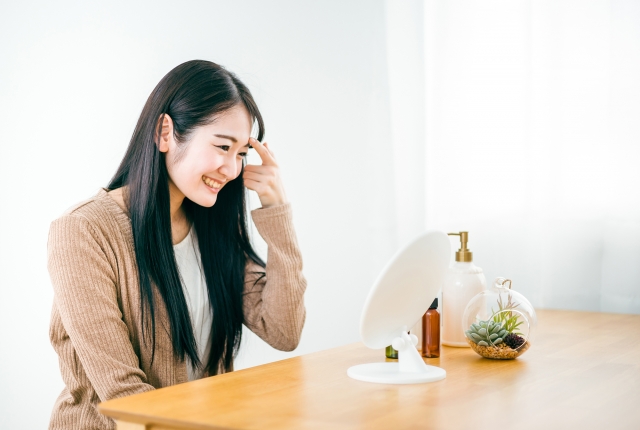 鏡を見ている女性
