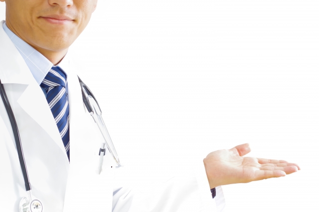 手で案内をしている医師