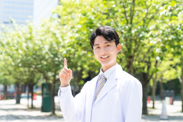 指を立てている医師