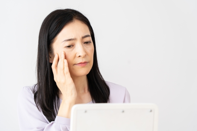 鏡を見ている女性