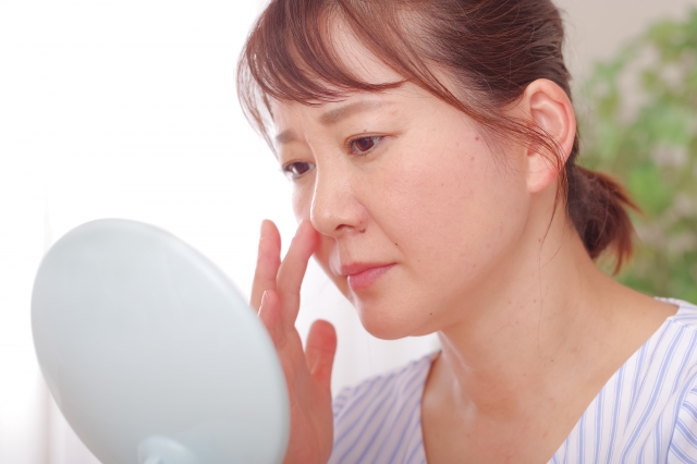 鏡を見ている女性