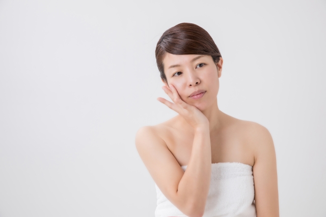 頬に手を当てる女性