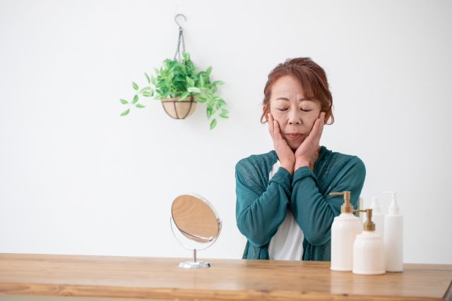 スキンケアをする女性