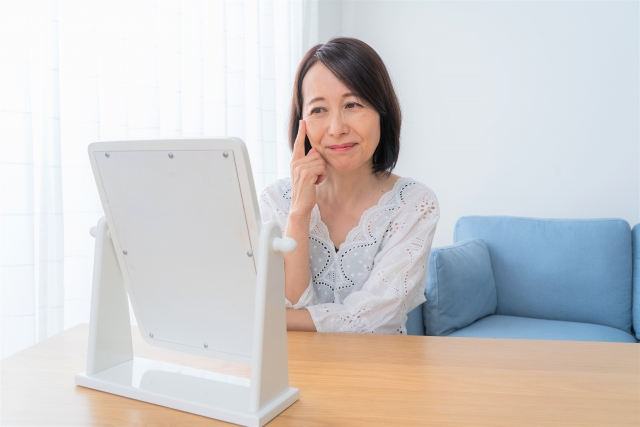 目元を指差す女性