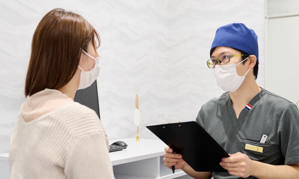 診察中の芝容平医師