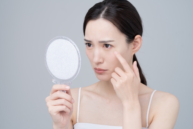 鏡を見ている女性