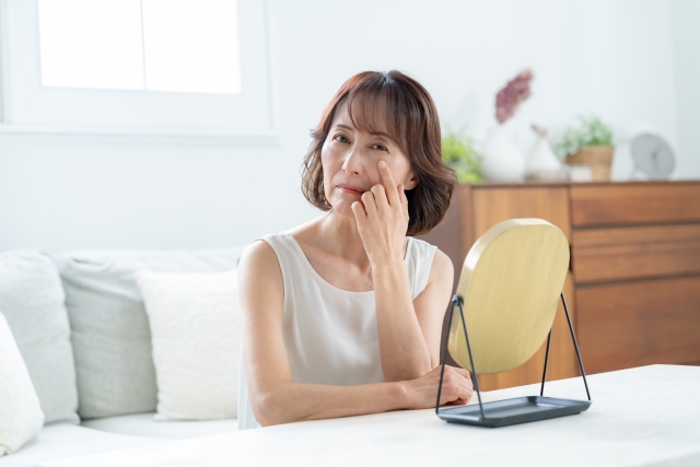 目元を触る女性