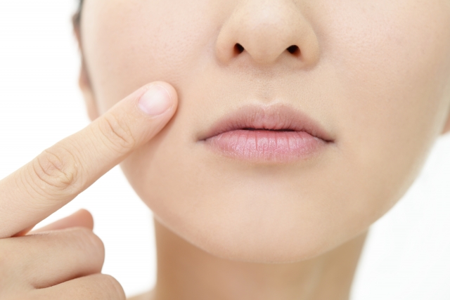 ほうれい線を改善する美容医療