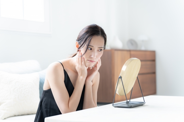 鏡を見ている女性