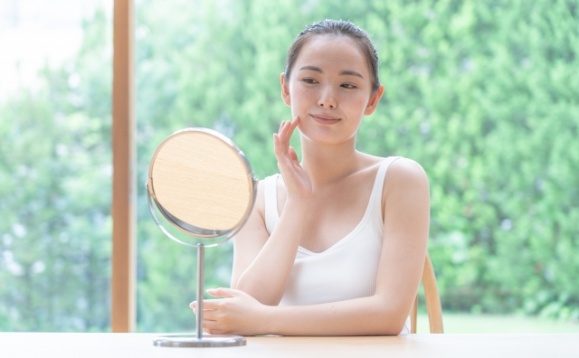 鏡を見る女性