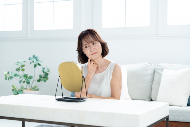 鏡を見ている女性