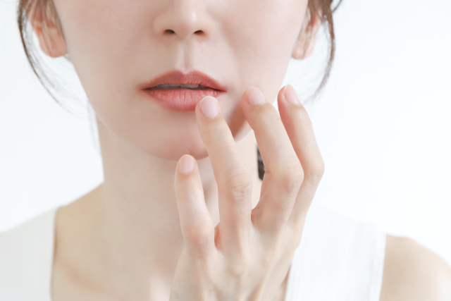 女性の口元