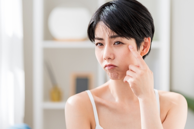 目元を触る女性