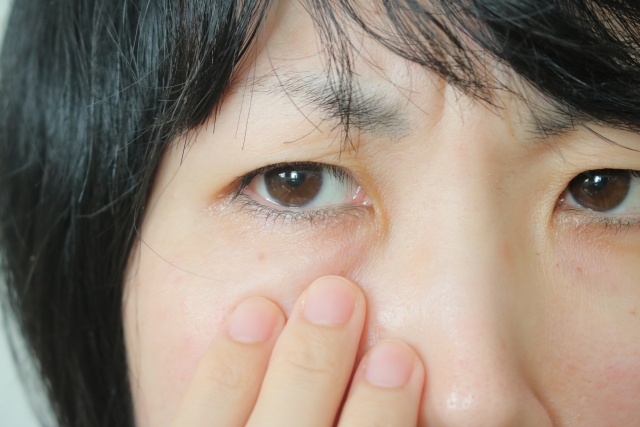 目元を触る女性