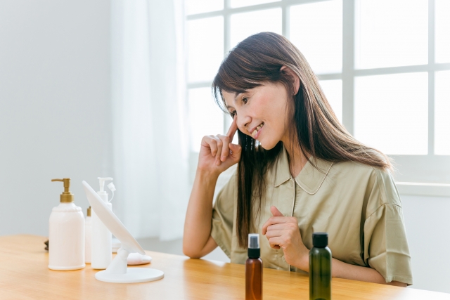 鏡を見ている女性