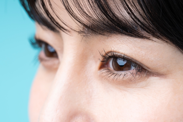 女性の目元